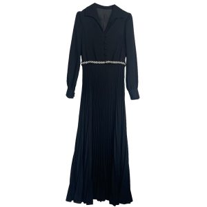 Robe longue noire plissée