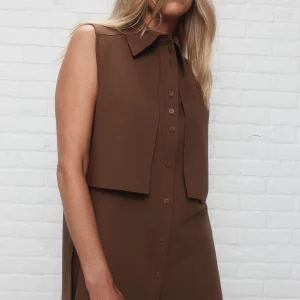 Claire | La chemise brune sans manches