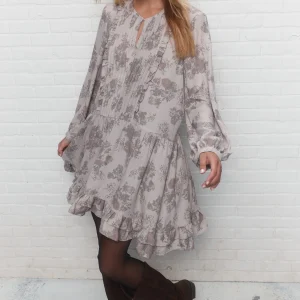 Dorian | Robe rose à imprimé floral