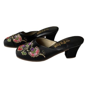 Mules noires en satin brodé